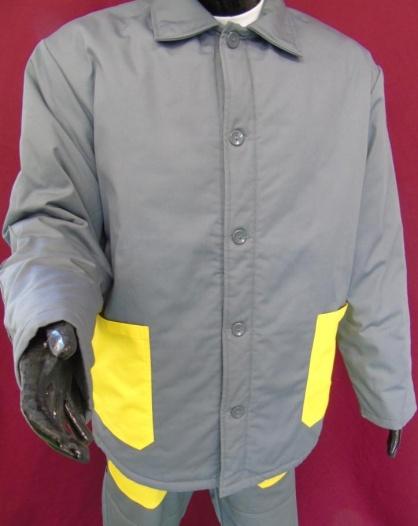 Egyenes aljú téli kabát színkombinált 2001 Egyenes vonalú férfi vattakabát, magasan záródó elejével, szögletes gallérral.