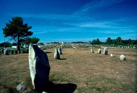 CARNAC - DOLMENEK 18 HATALMAS TÖMEGŰ MUNKAERŐT FELTÉTELEZ