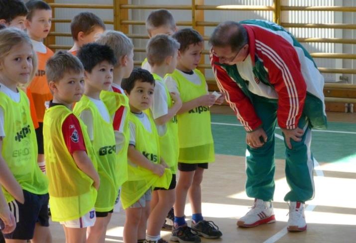 F ÓVODÁSKOR 5-7 ÉVESK Cél: Élvezet a játékban (játéköröm) - 3 éves korra a gyerekek elindulnak az önállóság útján, - Nemi identitás - Szabálytudat (Büntetés és jutalmazás: a következmények