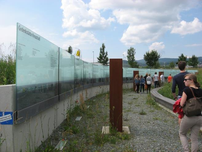 Das Mahnmal erinnert an, die in der Nähe des Kreuzstadls ermordeten ungarisch-jüdischen Zwangsarbeiter und an die vielen anderen Opfer beim Südostwallbau, die in der Ortschaften entlang der Grenze,