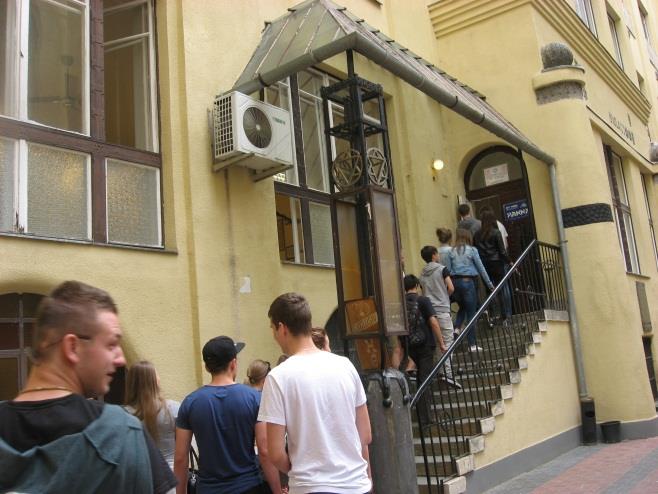 Budapest koscheres Restaurant und Synagoge Am zweiten Tag waren wir in Budapest. Dort wurden wir von dem österreichischen Botschafter (Mag. Dr. Wolfgang Waldner) zum Mittagessen eingeladen.