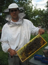A méhészetről A Molnár-család körülbelül 15 éve foglalkozik méhekkel. Előtte mezőgazdasági munkákat végeztek, mikor a családfő fejéből kipattant a nagy ötlet.