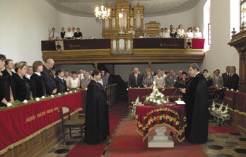 nnepi alkalomra hívogatott a geleji templom három harangja 2007. június 24-én.