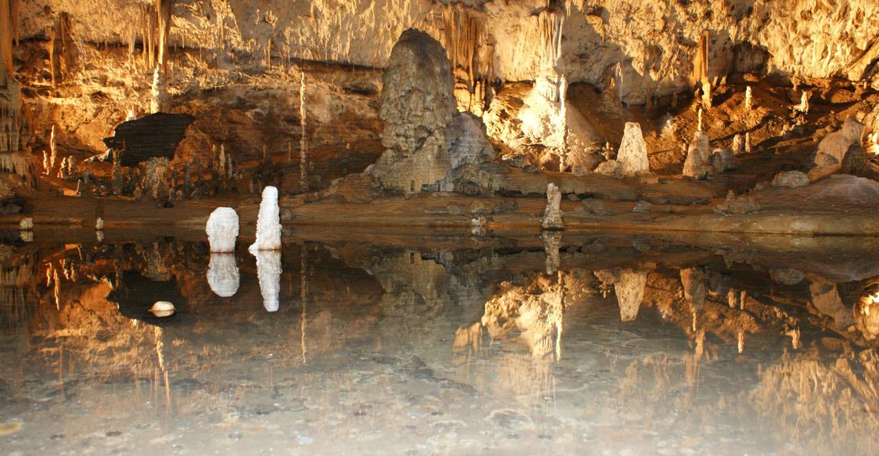 A gyönyörű templomok, a közeli Nivnice faluban született világhíres morva pedagógus, Jan Amos Komenský tiszteletére berendezett Múzeum, a szép főtér, és kastély valamint más pompás műemlékek