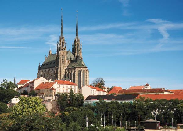 a történelmi Morva Őrgrófság fővárosa. Brno a Dél-Morva kerület központja, melyen belül önálló járást alkot, a Brno városi járást.