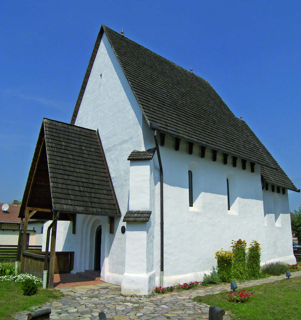 tercita jellegû rátóti templomromot már említettük. A hagyományos, magyar típusnak tekinthetõ, háromhajós, nyugati toronypáros nemzetségi bazilikát találjuk Türjén, Zsámbékon és Monostorpályin.