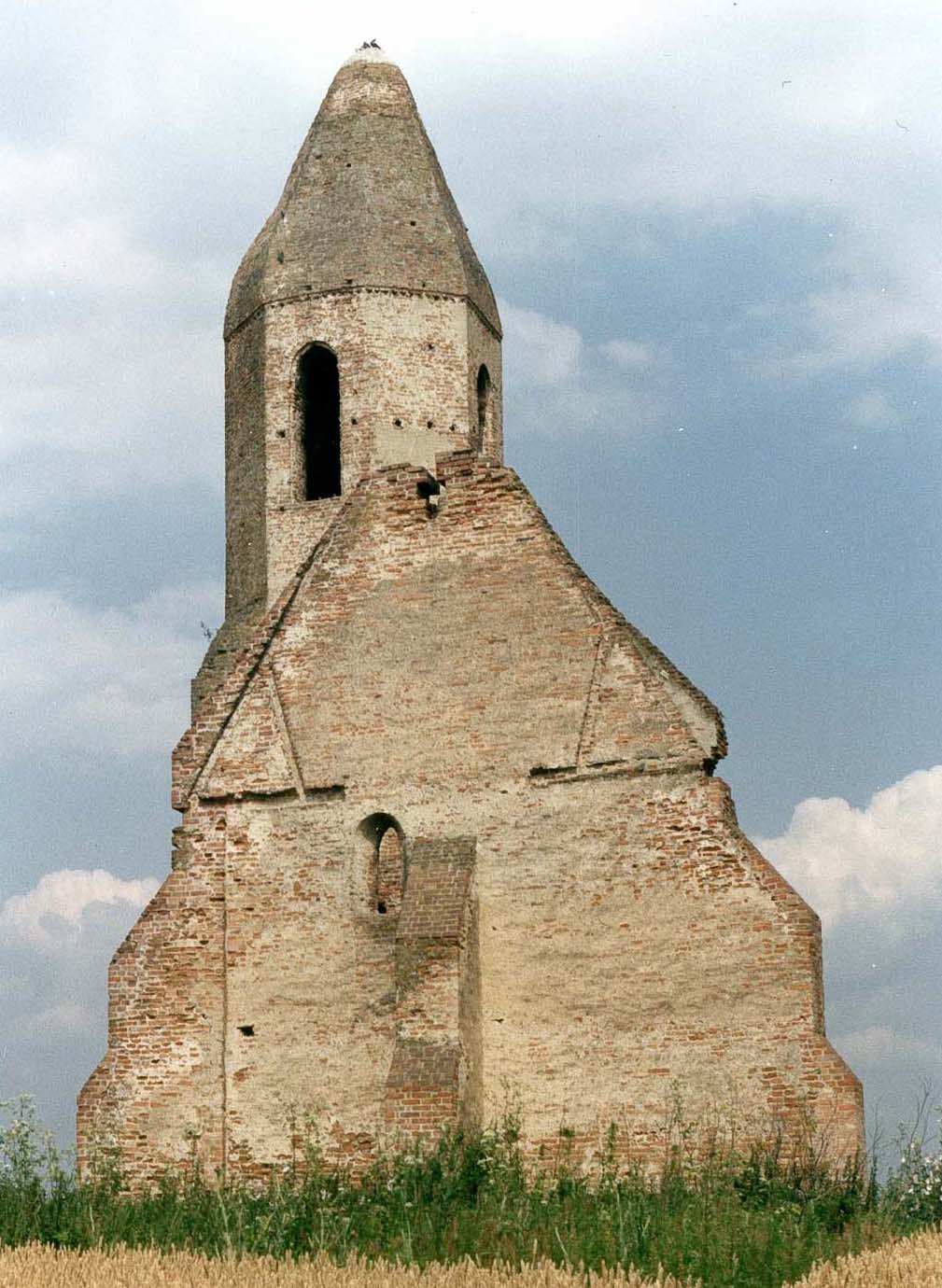 Zolnay László: A középkori Esztergom. Bp. 1983. Zolnay László: Ünnep és hétköznap a középkori Budán. Bp. 1975.