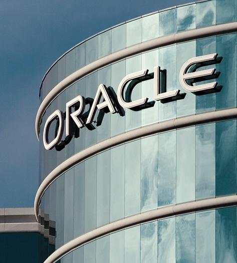 Oracle Corporation MÉRET INNOVÁCIÓ 36,9 milliárd USD bevétel gördülő 12 hónapos alapon* #1 50 termék/iparág kategóriában 24 milliárd USD R&D 2004 óta 50 milliárd USD, >80 felvásárlás 390 000 ügyfél