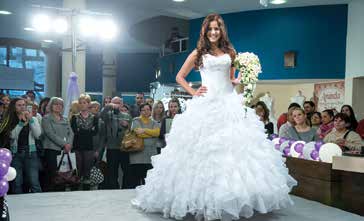 STÍLUS 9 Orgován Erzsébet nyerte el a legszebb menyasszonynak járó címet Minden évben sokan várják a menyasszonyiruha-bemutatókat, melynek során a lányok megismerhetik a legújabb trendeket Az