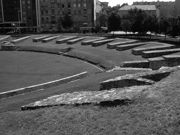 A fürdőkbe nemcsak katonák és előkelőségek jártak, a mai Aquincumi Múzeum területén lakott polgárvárosiak is itt éltek társasági életet.