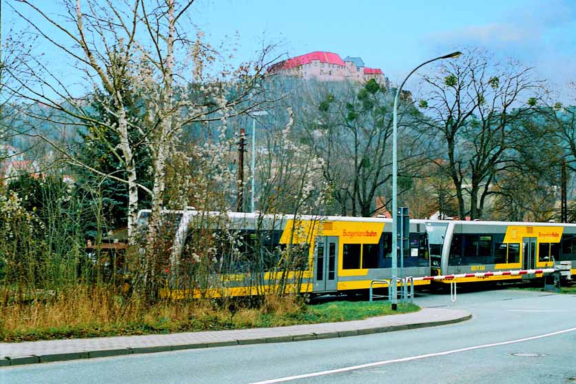 Ma már a térségi központok kényelmesen elérhetõek vasúton. A Várvidék Vasútnak köszönhetõen lényegesen csökkent a menetidõ mind a Zeitz Weißenfels Halle vonalon, mind Gera vagy Lipcse felé.