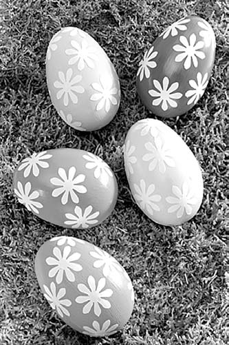Ahogy a festék megszáradt, mártsd meg a tojások másik felét is a körömlakkos vízben. Fontos! Az ilyen technikával festett tojásokat nem szabad elfogyasztani!