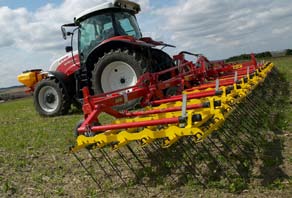 Átállítható gumi-támasztókerekek ALKALMAZÁS 4 PS 120-300 pneumatikus vetőgépekkel ROBUSZTUS MŰVELŐKÉSZÜLÉK Robusztus felépítése és sokoldalú felhasználhatósága (gabona, kukorica, répa, repce, szója,