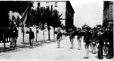 Tisztelgés az ezredzászló előtt 1913.