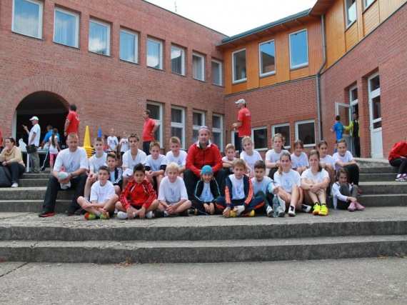 Az U14-es csapatunk pedig a PMLSZ bajnokságában játszik. Szeptember 28-án Kartalon volt az elsı forduló a Bozsikban. Mindenki nagy megelégedésére nagyszerően sikerült.
