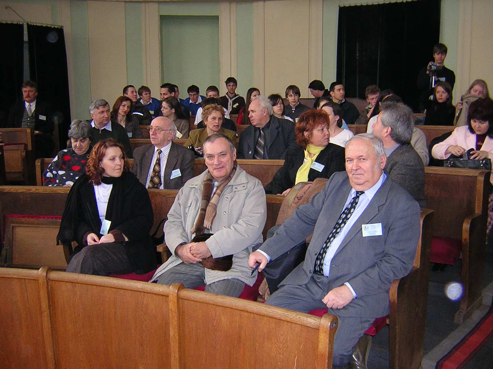 A megnyitó résztvevői Egyedül a 2006-os, zentai Nemzetközi Magyar Matematikaversenyen volt alkalmam részt venni, de azóta is szívesen emlékszem vissza arra a néhány napra.
