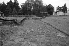 Innen monumentális gránitoszlopok között juthattak az oszlopcsarnokokkal keretezett, mészkőlapokkal burkolt udvarra, amelynek fő helyén, egy