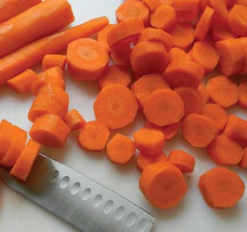 Az aprítás mértéke nem kell, hogy meghaladja a levesbe szánt zöldségméreteket (felkarikázva megfelelő a sárgarépa, kockázva a zeller stb.).