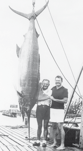 Egy hatalmas, mi több óriás marlinnal (sokkal nagyobbal, mint amekkora a képen látható) való küzdelem pedig alapjául szolgált annak az 1952-ben megjelent kisregényének (Az öreg halász és a tenger),