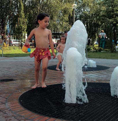 SZEGED A tarjáni Víztorony tér nemcsak kinõtte szerepét, mint forgalomszervezõ központ két lakótelep találkozásánál, de elhanyagolt képe sem volt már méltó a környezetéhez.