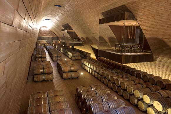 26 generáció óta készít bort az Antinori család, de ennek a pincének az elkészülte új fejezetet nyitott az életében, ez a borpalota az olasz borkészítést szintetizálja.