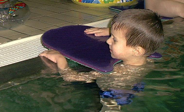 Ez a gyakorlat elősegíti a derék emelését. A gyakorlat sajátossága. Ezt követheti a lappal való úszás első gyakorlata. Vezényszó: Emeld meg az állad, és a pocakoddal érintsd a víz tetejét!