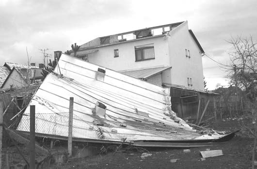 2008. április Közélet Kürtös 5 Soha többé 1945-48 Milliós károkat okozott a vihar Március 8-án Ipolynyék művelődési háza adott otthont a NEVER AGAIN (Soha többé) 1945-48 című kiállításnak és