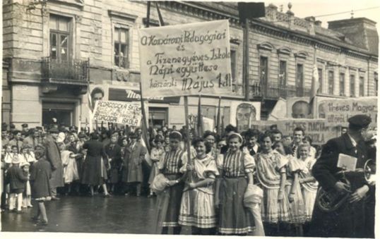 Komáromi Öregdiák 5. Vártak ránk, és mi indultunk Várnak ránk a naptól fényes tájak... búcsúztunk ötven évvel ezelőtt a tablónkon levő mottóval az alma matertől.