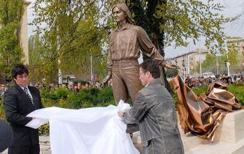 Az igazgató rövid bevezetője után Feketéné Pusztay Irén aki egyben főszervezője is volt a rendezvénynek méltatta a feledhetetlen színészt, szeretett osztálytársat.