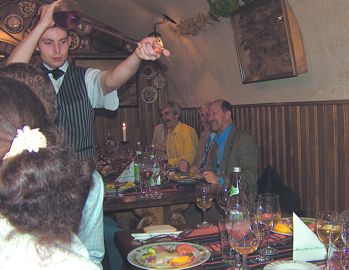 00 Vacsora A Kulacs Csárdát olyan borpincébôl alakították át, amely már 1778 óta létezik és a Szépasszony-völgyben található, Egerben.