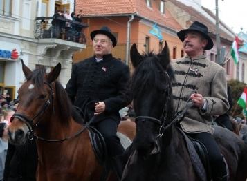 Parászka Boróka Erdélyi hátraharc Az Orbán-kormány "nemzetpolitikai" mérlege "Új korszakot" ígért a nemzetpolitikában (?), határon túli politikában (?), magyarságpolitikában (?