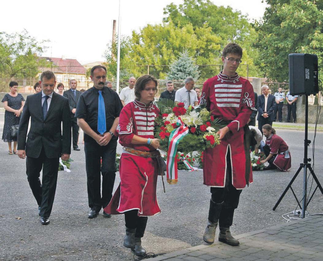 8 Oslavy Roztrieštenosť nás oslabuje György Gémesi: Tajomstvom sily kráľa Sv. Štefana bola jeho viera Tradičné oslavy dňa Sv. Štefana sa začali pri pamätníku prvého maďarského kráľa.