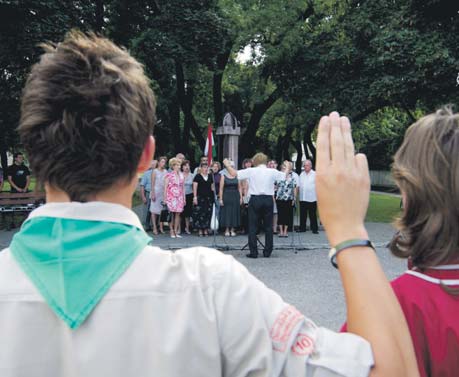 Štefana, uviedol: Niekedy mám dojem, akoby nám, Maďarom na Slovensku boli bližšie Maďari zo Sedmohradska, Vojvodiny či Zakarpatska, ako Maďari tu na Slovensku.