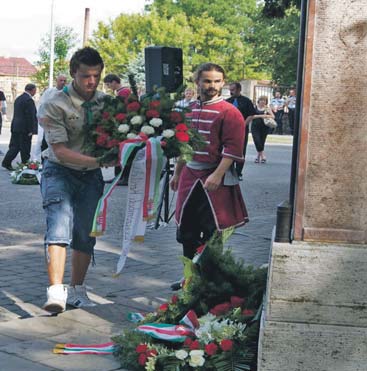 Verím, že je to len prechodný stav, a dokážeme sa zjednotiť, čo je podmienkou nášho ďalšieho jestvovania. Práve to musí byť prioritnou úlohou každého maďarského politika na Slovensku. Dr.