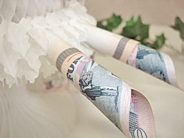 Másik gyakori dekoratőrök által is felhasznált - pénzátadási mód, amikor a papírpénzeket a PaperFantasies 3-D méhsejtpapír termékek