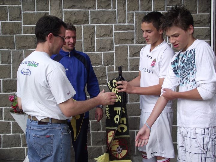 A heti programban szinte kivétel nélkül délelőtt szerepelt edzés, sőt, hétfőn reggel egy jóleső erdei futást is teljesítettek az ifjú futballisták.