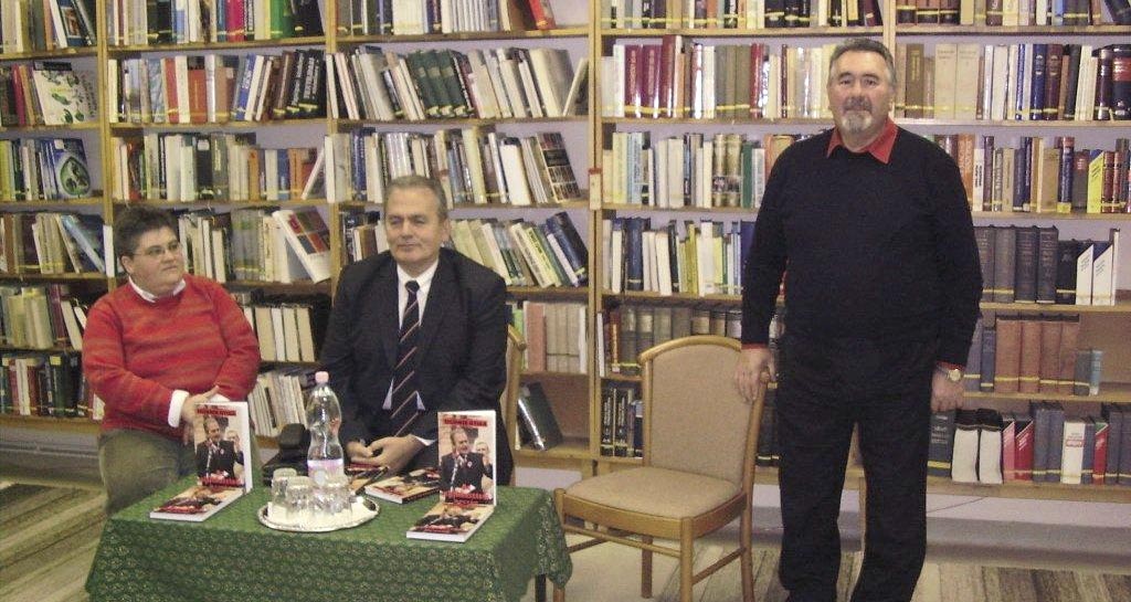 MUNKÁSPÁRT 3 VISZIK A KÖNYVET OROSHÁZÁN IS Orosházán a városi könyvtár adott helyet a munkáspárti könyvbemutatónak.