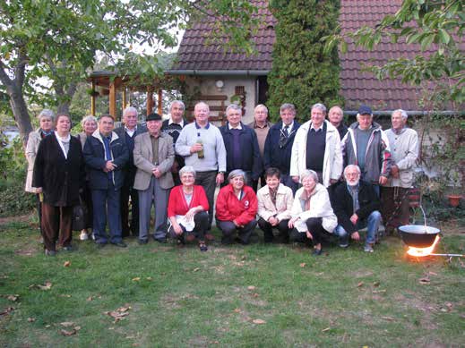 Beszámoló Beszámoló Dr. Jánosi Gyula 1966-ban érettségizett osztálya az utóbbi időkben az öt évenkénti találkozókon kívül évenként is igyekszik találkozni.