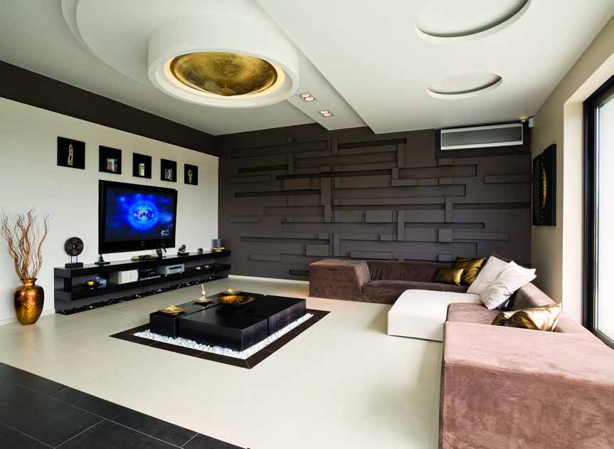 A nappali egyedi falburkolata dinamikus és statikus is egyben, színében a helyiséghez igazodik.