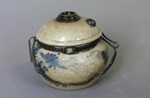 45. Vizipipa (használt, hiányzó felépítménycső) Kék-fehér porcelán, fém rátétek Vietnam, 19.
