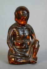 27. Milefo, Nevető Buddha kicsi, ülő figurája Fa, lakk, arany Vietnam, 19-20. század fordulója, Hanoi vétel Mag.: 12 cm 28. Aszkéta figura, felhúzott bal lábbal Fa, lakk, arany Vietnam, 19-20.