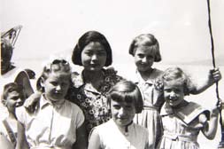 A tanulás mellett sok magyar emberrel is megismerkedett és összebarátkozott, különösen tanáraival, egyetemi csoporttársaival. Li Xiaofeng 1959-ben tért vissza Kínába.