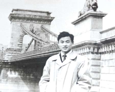 15 Wang Zhenshan, az örökifjú hegedűtanár Az ötvenes években Kína sok kiváló ösztöndíjast küldött külföldre, akik korszerű tudásra tettek szert a tudományok minden területén.