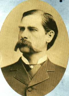 WYATT EARP: Wyatt Berry Strapp Earpként született 1848ban, Monmouthban, Illionis államban.