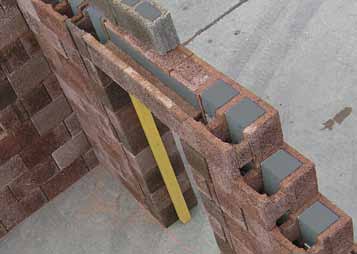 A sarkokban és falcsatlakozásokban vízszintesen 8 10 mm átmérőjű betonacél elhelyezése szükséges 1,5-1,5 m-es túlnyúlással, a megfelelő szögben, minden negyedik sorban.