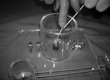 A3. MODUL Csomózási technikák A műszeres csomózást a Suture Tutor számítógépes program segítségével is bemutatjuk. A menüpontok az alábbi táblázatban olvashatók.