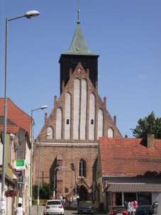 templomtömb nyugati része felett kisméretű, fából készült torony található. oromzattal és magas toronnyal koronázott, obeliszkes sisakkal, csúcsán aranyozott kereszttel.