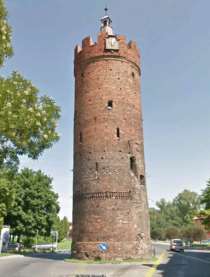 XIV-XV. századi védőfalak bástyákkal és tornyokkal: o Ostrówi Kapu-tornya (wieża Bramy Ostrowskiej) műemlék a városfal maradványokkal együtt a XV. és XVI. század fordulójáról.