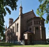 Az egykori evangélikus templom, jelenleg Szent Megváltó temploma (kościół rzymsko-katolicki filialny pod wezwaniem Świętego Zbawiciela) 1847-1854 között épült. Korábban egy kisebb, XVII.