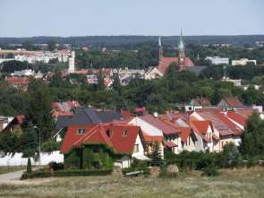1234-től a głogówi hercegséghez tartozott. Az egykori szláv vár (gród słowiański) 1319-ben kapott városi jogokat. 1815 1945 között Brandenburg tartományban feküdt. A II.